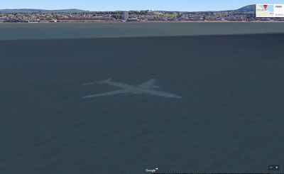Futet në Google Earth, sheh avionin e “mbytur” në fund të oqeanit