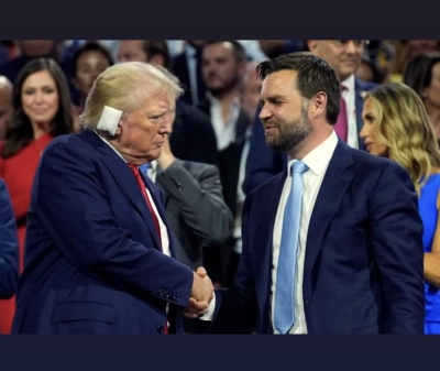 Trump me veshin e fashuar mirëpritet me entuziazëm dy ditë pas atentatit