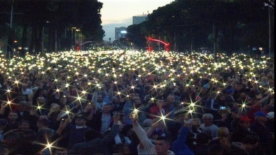 Me mijëra në shesh, protestuesit sfidojnë errësirën, ndezin celularët dhe premtojnë qëndresë