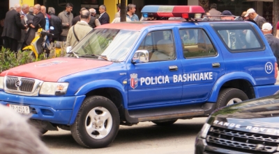 Jemi në diktaturë! Ushtarët e Erion Veliajt gjobisin lypësin e moshuar