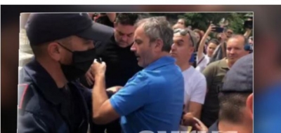 VIDEO LAJM/ Policia dhunon Vokshin, përplaset me gazetarin Enkel Demi