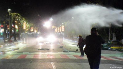 Radio shtetërore gjermane DW: Vazhdojnë protestat në Tiranë, kërkohet largimi i kryeministrit