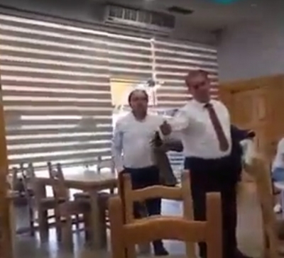 “Plehrë e Gramoz Ruçit”, deputetin e opozitës së re e nxjerrin nga lokali (VIDEO)