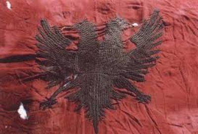 Le Rappel (1903) / Historia e 1750 flamujve shqiptarë me sfond të kuq, ku shqiponja e zezë fluturon mbi gjarprin e gjelbër