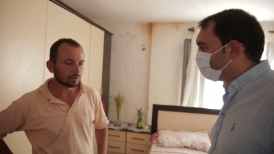 &quot;Fëmija i vogël më ka lindur në çadër”/PD sjell denoncimin e banorit nga Kurbini: Po jeton në banesën që rrezikon të shembet