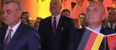 FOTOLAJM/ &#039;Gruaja e Bilalit&#039;, Meta e detyron të futet në rresht të dytë