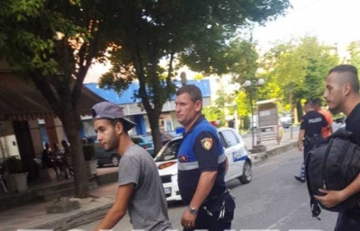 Shkodër, policia kap 5 sirianë dhe i shoqëron në komisariat (Foto)