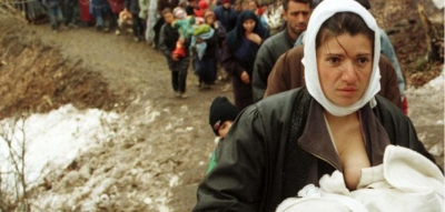 FOTO/ 19-vjetori i eksodit kosovar, si duket sot gruaja dhe fëmija që mbante në krahë