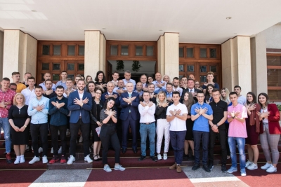 Me studentët nga Kosova/ Meta: Kushtetuta do të mbrohen me qetësi dhe shqiptari