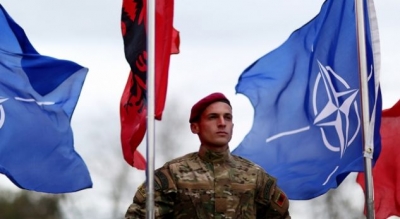 10 vite në aleancë, NATO uron Shqipërinë me foton e Lulzim Bashës