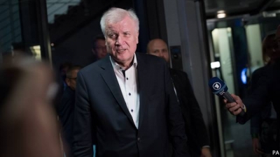 Merkel arrin marrëveshjen, ministri Seehofer tërhiqet nga dorëheqja