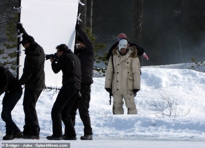 I maskuar mes dëborës, në ndjekje të vajzës, “Bond 25” nis xhirimet