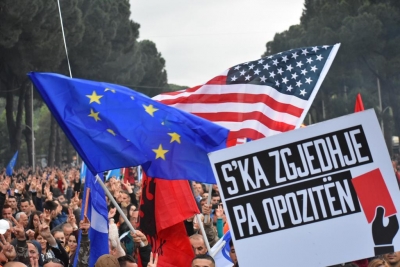 FOTOT/ Mediat më të mëdha ndërkombëtare: Shqiptarët kërkojnë zgjedhje të reja