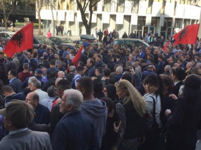 Bllokohen të gjitha hyrjet e Parlamentit nga protestuesit