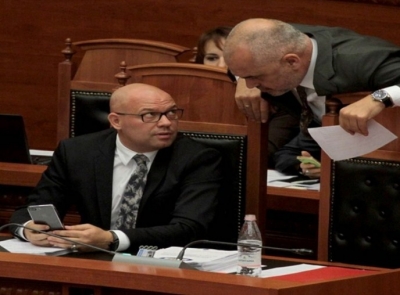 Ligji antishpifje, Manjani: Të huajt janë kazanë apo artistë?