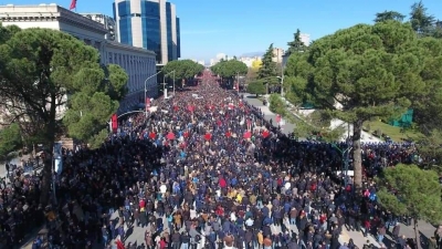 Ose bën mbrapa Edi Rama ose akoma me mbrapa bën Shqipëria