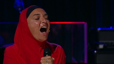 Sinead O’Connor shfaqet në skenë pas 5 vitesh e mbuluar me shami