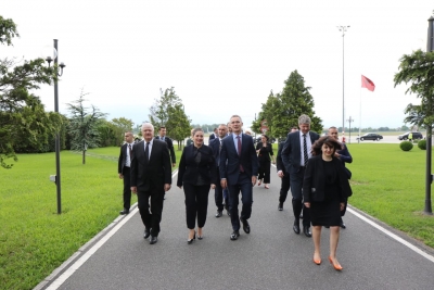 Sekretari i përgjithshëm i NATO mbërrin Tiranë, ja me kë takohet