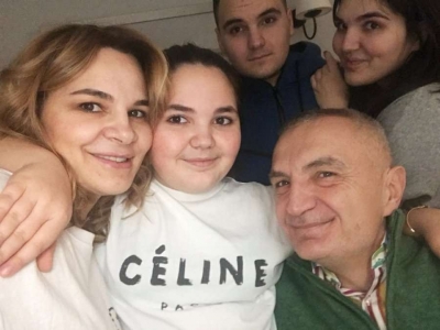 Presidenti Meta nuk harron Kosovën, bashkë me familjen vizitë në Pejë