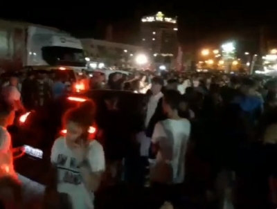 Ç’po ndodh në Durrës? Makina futet mes shëtitores (VIDEO)