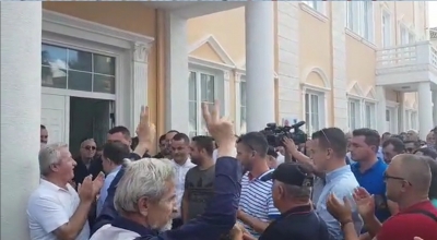 VIDEO/ Isa Sakja mbërrin në bashkinë e Kavajës: Nuk i&#039;a liroj zyrën 5 përqindshit