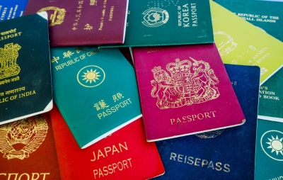 Kjo është pasaporta më e fuqishme në botë, mund të udhëtoni me të në 162 vende të botës