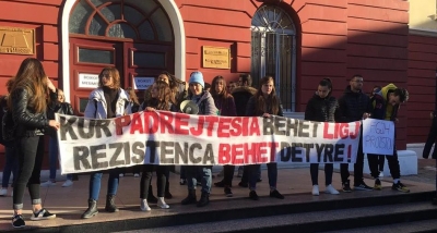 Në kulmin e protestave, qeveria vendos uljen e buxhetit për Arsimin