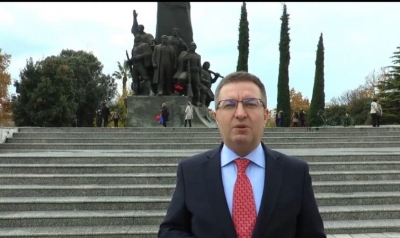 Luan Rama denoncon: Skandali i Bashkisë Vlorë, hiqet flamuri kombëtar nga varrezat e dëshmorëve dhe nga monumenti i Pavarësisë