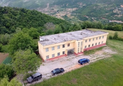 Dhurata Çupi:Skandali i mbylljes se mbi 30 shkollave vazhdon në Dibër për shkak të largimit të shqiptareve. Dryni i është vënë edhe godinës në Zerqan