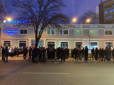 Opozita nuk i lë vetëm protestuesit e arrestuar, me dhjetëra qytetarë grumbullohen përpara Drejtorisë së Policisë