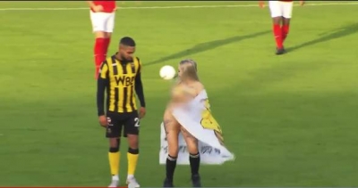 VIDEO/ Tifozja futet nudo në fushë dhe i afrohet futbollistit