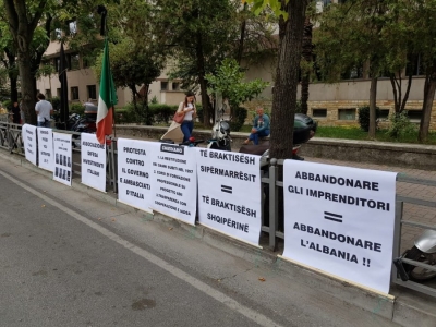E rrallë/ Biznesmenë italianë protestë përpara ambasadës italiane