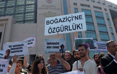 Erdogan vijon shtypjen, procedohen dhjetëra studentë