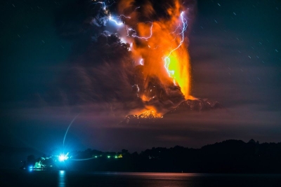 Fotot/E pabesueshme, ja çfarë ndodh kur një rrufe bashkohet me vullkanin