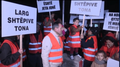 VIDEO/ &#039;Pa uniformë dhe mjete identifikimi, si banditë, dhunojnë qytetarët tek Unaza e Re&#039;