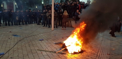 Me fjalët &quot;Rama Ik&quot; protestuesit i drejtohen hyrjes së Parlamentit