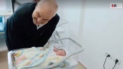 Skandal/ Për një foto rrezikohet jeta e të sapolindurve!