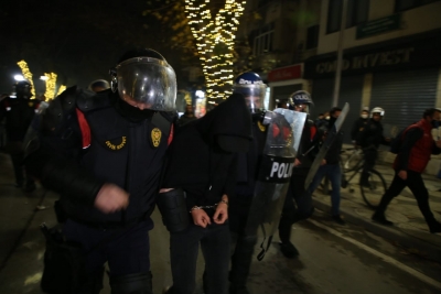 “Rrahje në komisariate nga policë të veshur civilë”/ Avokati i Popullit raport për dy protestat e fundit në Tiranë. Çfarë zbulon nga dëshmitë