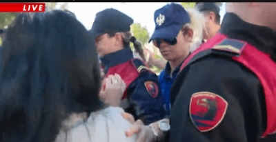 Policia e shtetit në përdor forcën ndaj grave të Astirit që protetsojnë kundër sjelljes se Borchardt