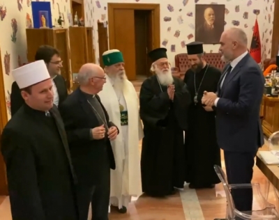 Rama nuk u jep dorën klerikëve: Nuk duhet të prekeni se jepni shembullin e gabuar