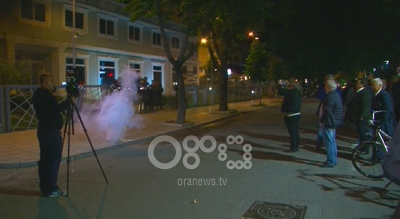 Arrestimet politike/ Protestuesit e Astirit hedhin shashka dhe tymuese në derën e Policisë