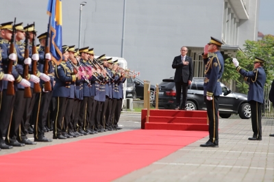 Avdullah Hoti merr zyrtarisht detyrën e kryeministrit, e nis me homazhe te varri i Ibrahim Rugovës dhe memoriali i Jasharajve