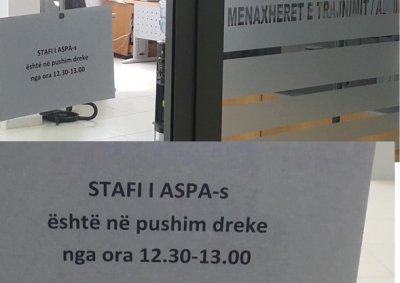 Shkolla shqiptare e administratës publike si biznes fason. Mbyllet për pushim dreke
