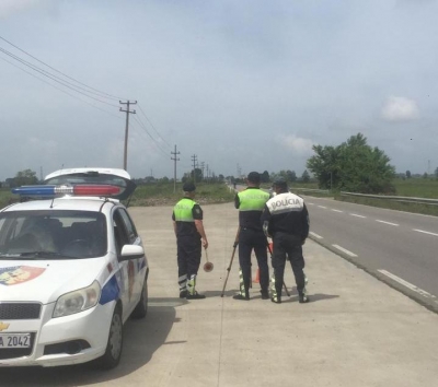 Foto/Policia shqetesohet nga zhurma dhe boritë në rrugë të dasmorëve: Ja apeli