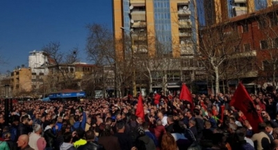 Shpërthen revolta edhe në Fier, mijëra vetë në shesh kundër Ramës