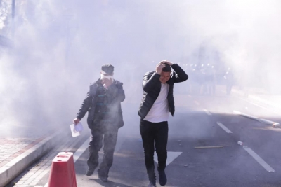 Policia paralajmëron dhunë/ Zëvendësi i Lleshajt kërcënon qytetarët para nisjes së protestës: Do ju …