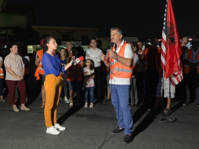 Banorët e &quot;Unazës&quot; vijojnë protestën kundër shembjes së shtëpive të tyre