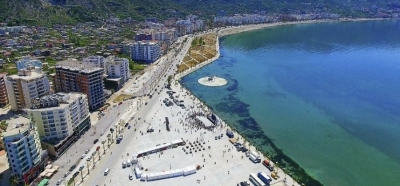 Video/ Më pak se 1 vit nga përfundimi i punimeve, shkatërrohet asfalti i Lungomares në Vlorë