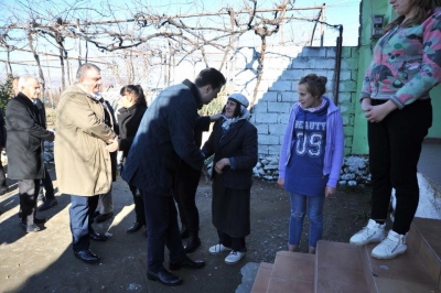 Festimi ndryshe i Krishtlindjes nga kreu i PD-së Lulzim Basha (FOTO)