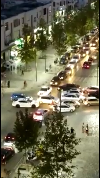 Berisha/Ky eshte Bulevardi i Vlores pas rivdekjes, qindra makina ne rruget e ngushtuara, dhjetra kembesore ne trotuaret boshe te tij.